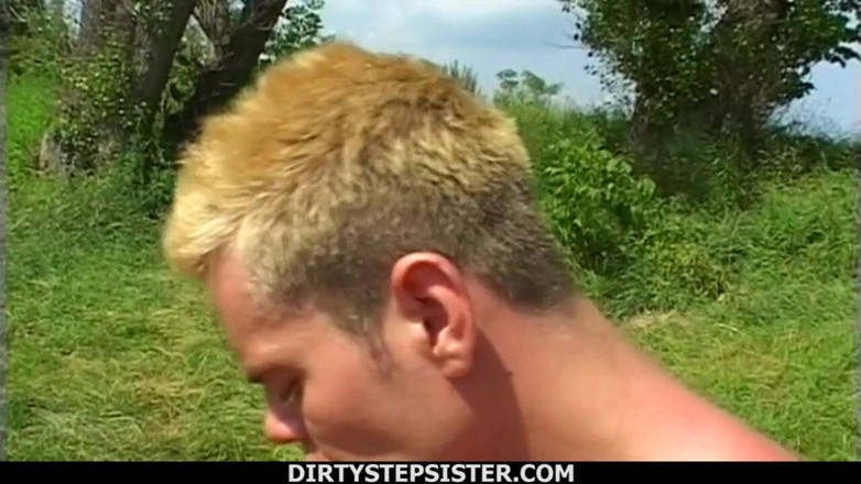 Dirty Stepsister: Venkovní sex s nerdy nevlastní sestrou