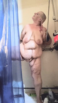 Une sale blonde se caresse sous la douche pendant que vous la regardez laver sa chatte sale
