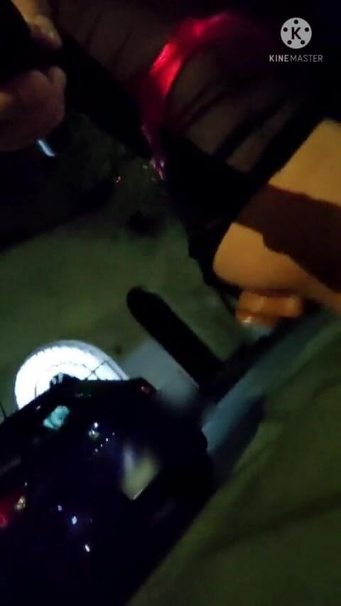 Traviezisha: Сіссі кроссдрессінг гуляє на відкритому повітрі з величезним ділдо в її дупі. Вона ледве могла ходити...