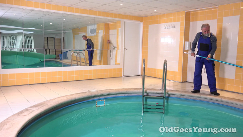 Old Goes Young: Une jeune glory sexy s’amuse avec le vieux poolman