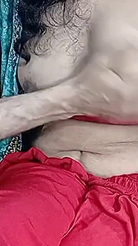 의붓오빠가 긴 젖꼭지 젖탱이를 애무하는 동안 힌디어 핫한 신음으로 Bigcock 자위