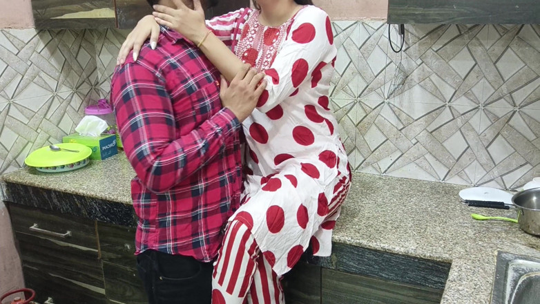 Hornycouple149: Saara, belle-mère sexy, accepte de laisser son beau-fils curieux la...