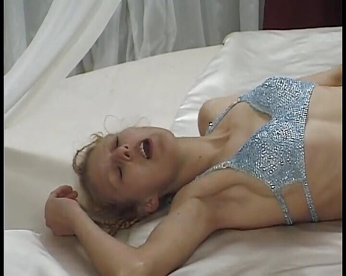 Deutsche XXX Filme: 一个来自德国的害羞少女的淫荡脸上被射了三次