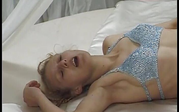 Deutsche XXX Filme: Almanya'dan utangaç bir genç kız sürtük yüzüne üç kez boşalıyor