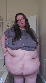 Une SSBBW se déshabille dans la salle de bain, exploration du gros corps