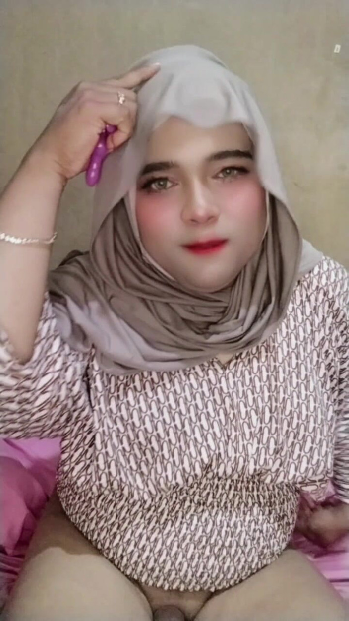 Ivvy Crossdresser: Ivvy crossdresser hijab se simte excitată după o lună. Apoi...