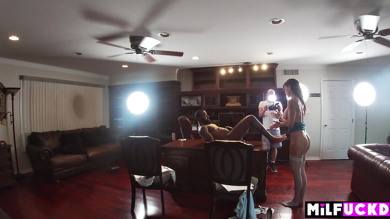 Milfuckd: Eksekutif Syarikat Rekod Memecah Masuk Artis Barunya - Bts