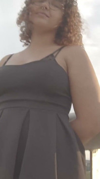 这个黑发女郎在淋浴时站着被干，他射在她的屁股上