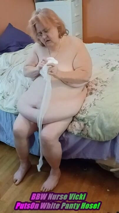 BBW nurse Vicki adventures with friends: İri güzel hemşire Vicki senin için beyaz külot hortumu giyiyor!