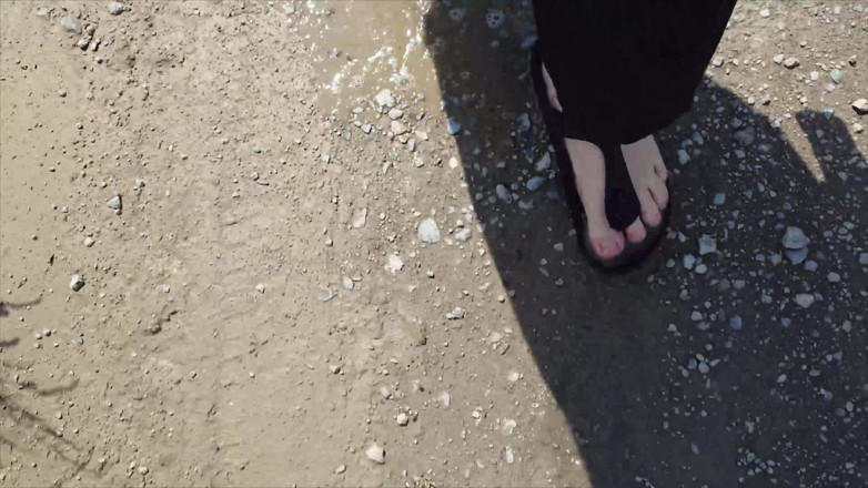 Footfetish: 户外穿着黑色长袍，赤脚穿黑色Birkenstocks鞋