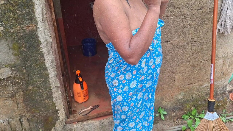 Teena New: Ibu tiri panas mandi di luar rumah