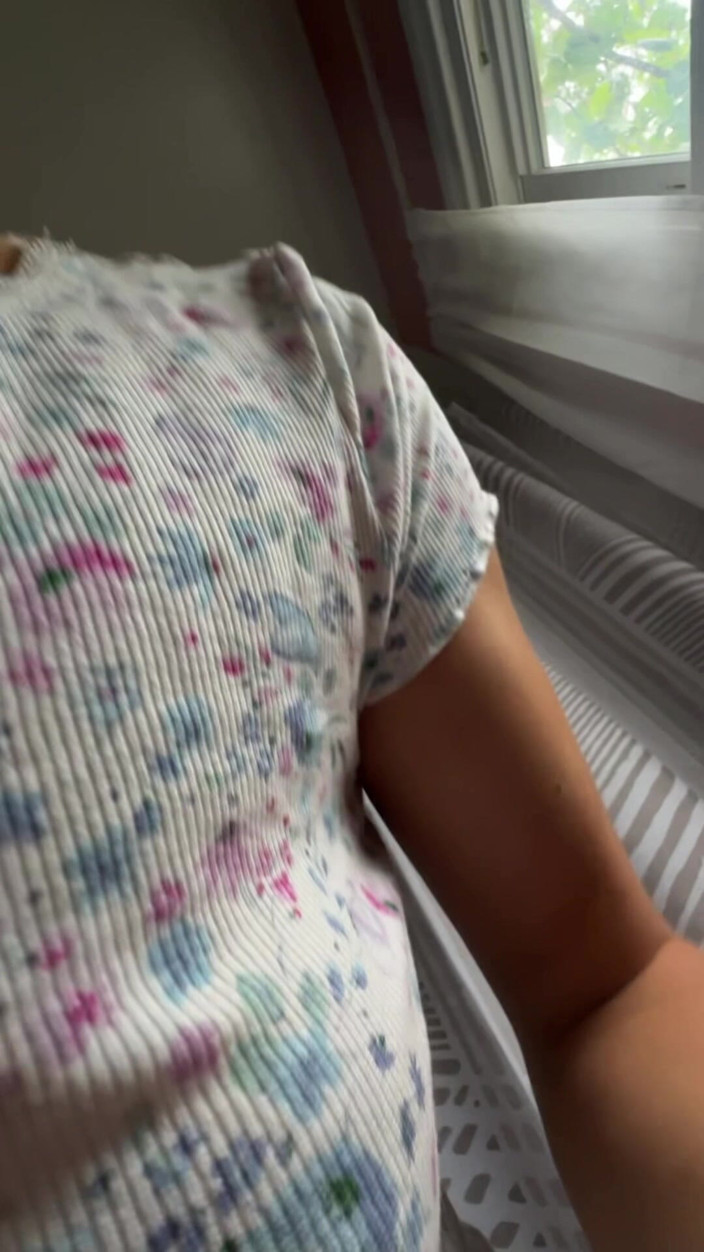 VibeWithMommy: Mon demi-frère jouit sur mon téléphone. Putain ? C’est vraiment très...