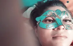 सौतेली बहन को फिर से अपने सुंदर स्तनों पर चॉकलेट की खुराक मिलती है