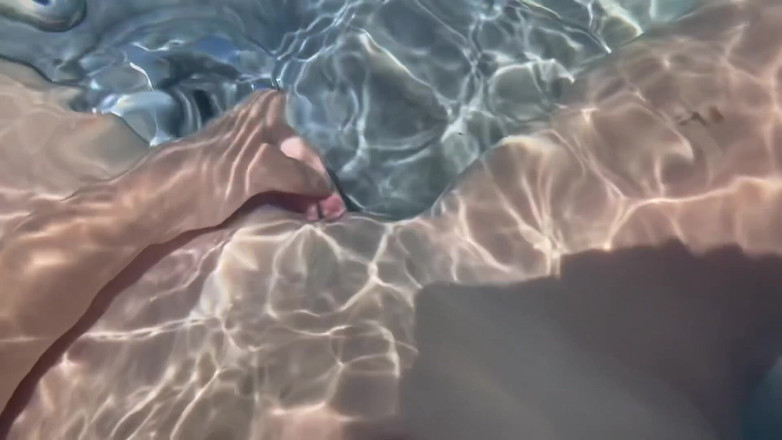 Artemisia Love: イタリアの巨乳ヨモギはセクシーなPOVマンコをジャグジーで愛し、興奮して濡れています