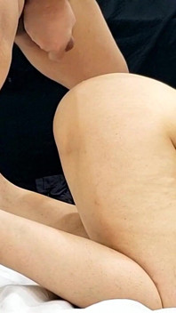 Une belle-mère MILF enceinte aux gros seins énormes chevauche la bite de son beau-fils puis il la baise jusqu’à l’os.
