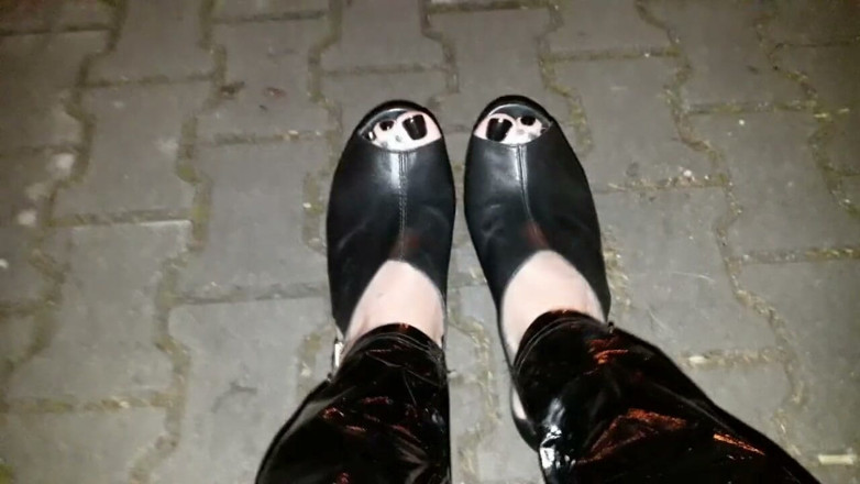 Heelex: Crossdresser sexy en muy altas wedges en público