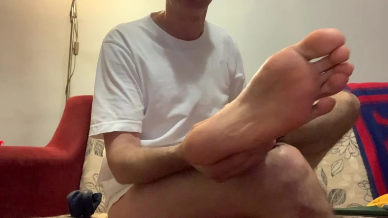 Chris Ftlvr: 超过5分钟的手淫，脚展和脚舔