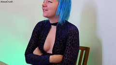 AlexaCrush: Stiekeme aftrekbeurt aan de eettafel