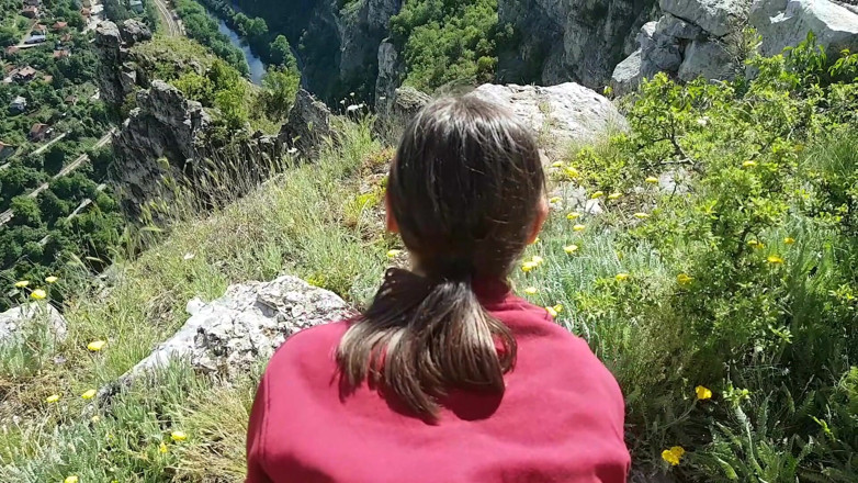 Tiny Teena: Venkovní šukání zezadu a BJ na útesu
