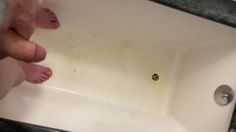 AmateurBoysPissing: Amatorskie sikanie, z zbliżeniem i dobrej jakości zwolnionym tempie obciążenia...