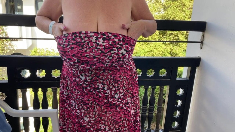 Aunty Sandra vintage girdle queen: Makcik Sandra dalam girdle yang menakjubkan