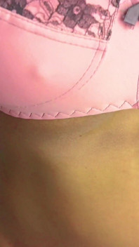Aku pergi ke kamar saudara tiriku yang sange melihat celana dalam merah mudanya