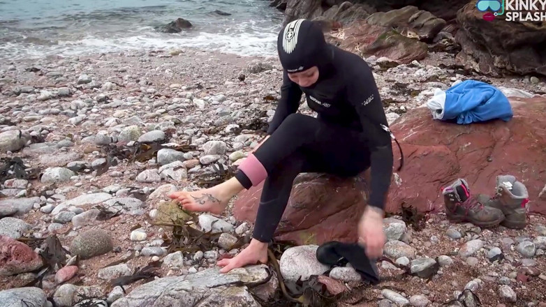 UKCuteGirl Lucy Lauren: Thick 8mm Wetsuit Struggle &amp; Sea Splash