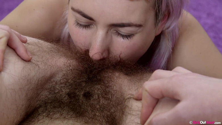 Girls Out West: Ray, fille poilue, se fait lécher la chatte et le...