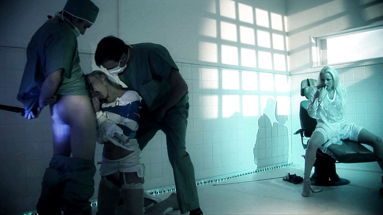 Foxy Desire: La pscyho cindy Behr riceve una doppia sborrata in faccia