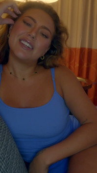 Macecha má sexy britskou kamarádku Kylie Jones dostane creampie a výstřik na velká prsa