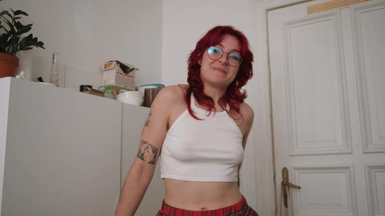 Cedric and Sofi: Nerdy studentka zaprasza przyjaciela na mierzenie penisa