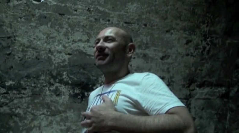 Sneaker gay: Twink w jockstrap zerżnięta przez mięśniowego chłopca na porno