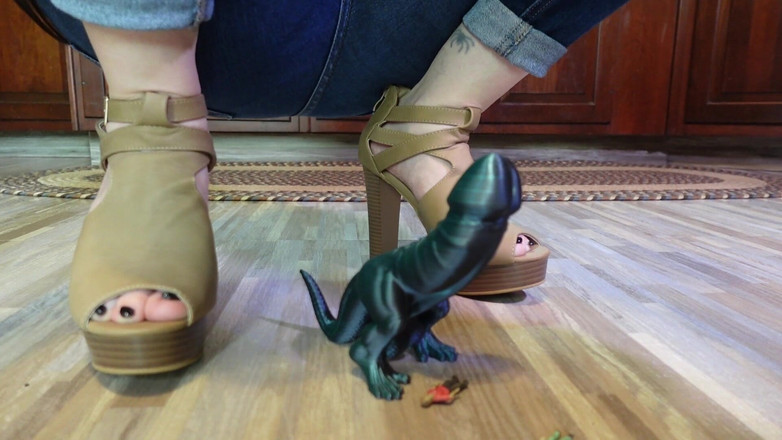 Raven Willow: Stampfen auf Tiny's mit Dino schwanz