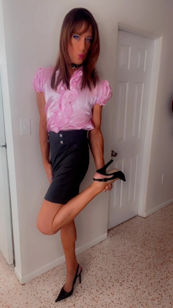 TVI Studios Val Parker: Crossdresser hot lagi bugil dan muncrat sambil pamer kaki jenjangnya