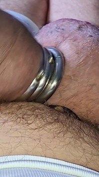 Наслаждаюсь моими заполненными 1380cc силиконовыми гениталиями