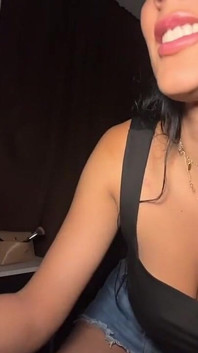 Laina Sex, Natürliche Möpse Zeigen Muschi Im Live