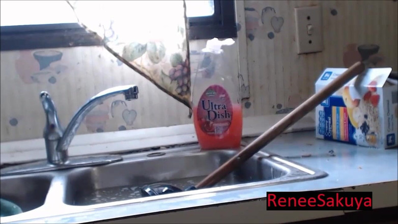 Renee Sakuya: Tenggorokan cewek hamil ini lagi asik muasin memeknya pakai bra...