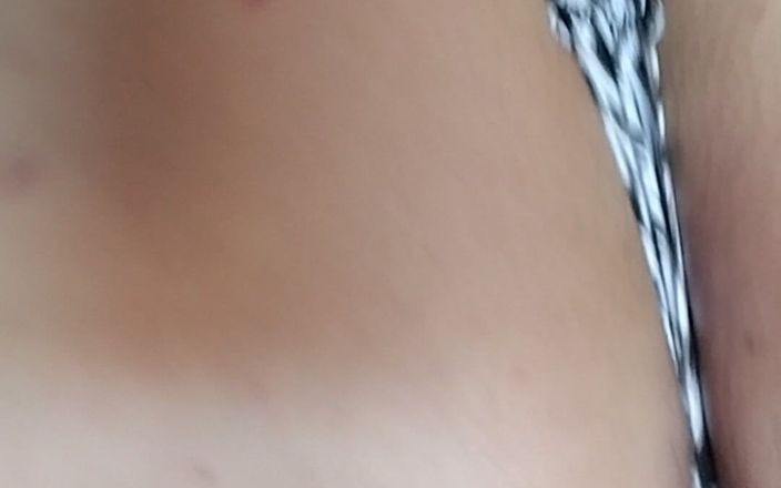 Morbosete000: Gehen und ihren arsch in einem tanga zeigen