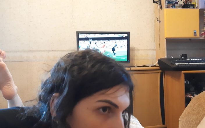 Disciplinater: 下娘娘腔奴隶荡妇服务她的主人，当主人看足球时，吮吸和亲吻鸡巴，舔屁股