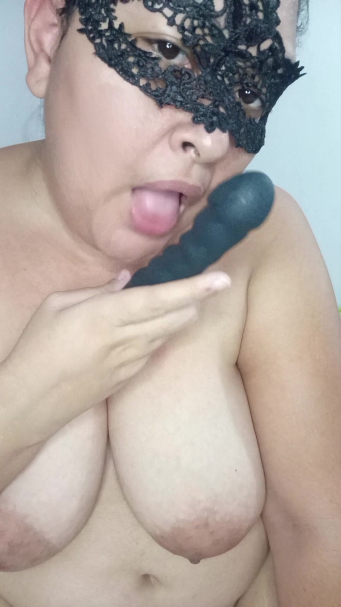 Jaky2023: Латина-милфа играет со своей новой игрушкой