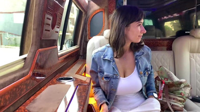 Kitty Kriss: Blowjob spontan dalam teksi berakhir dengan pancutan mani mulut yang...