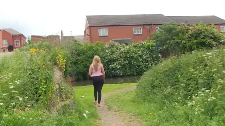 German amateur - 100% German hardcore videos: Rubia británica milf meando al aire libre