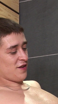 Гей-экшн с двумя красивыми мужчинами в сауне