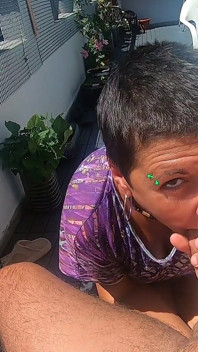 Terasımızda sakso çekiyor ve biraz elle emiyor