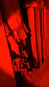 Eine heiße Quelle in einer Pariser Sauna. Französischer Transvestit Ultrasexx! Rosa Minirock backstage an einem privaten Ort. Vanessabitchx