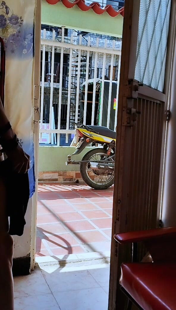 Arthemisa-halliwell: Eu abro a porta para me masturbar