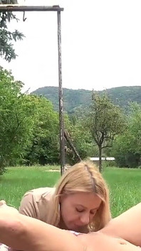 Seksi sarışın itaatkar oluyor ve mükemmel seks robotu olmaya hazır