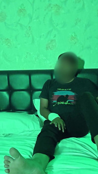 Une bhabhi indienne se fait baiser par un voleur devant son mari, hindi