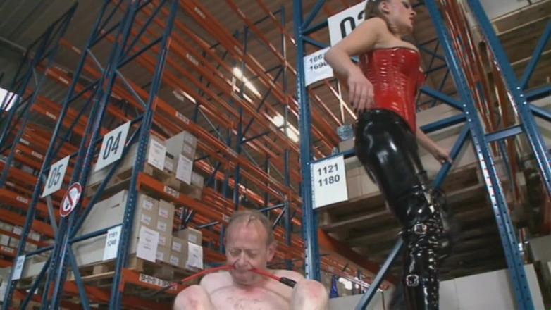 Absolute BDSM films - The original: Alter mann fickt demütigend in den arsch