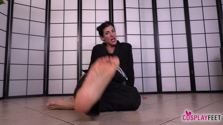 Feet & Cosplay: L'istruttore di karate Bianca Blance ti mostra come usare i...